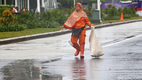 Membersihkan Sisa Sampah di Kawasan Bundaran HI