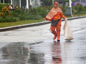 Membersihkan Sisa Sampah di Kawasan Bundaran HI