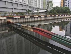 Terbawa Arus, Busa Tebal di Kali Item Kemayoran Mulai Hilang