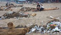 Jorok! Sampah Perayaan Malam Tahun Baru Menumpuk di Pantai Kuta