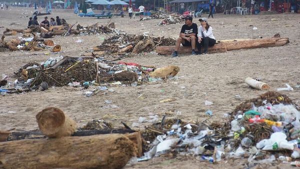 Jorok! Sampah Perayaan Malam Tahun Baru Menumpuk di Pantai Kuta