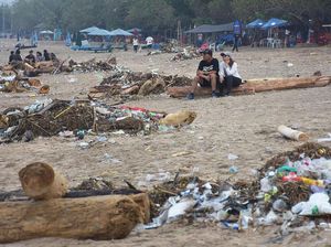 Jorok! Sampah Perayaan Malam Tahun Baru Menumpuk di Pantai Kuta
