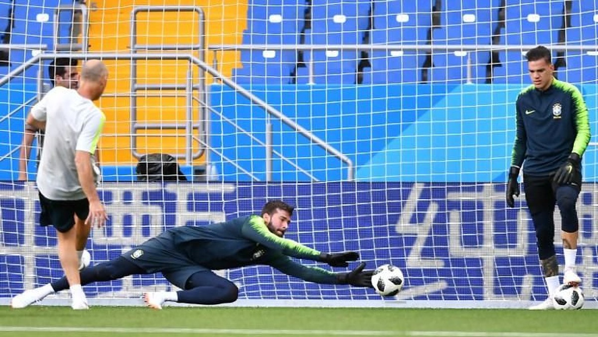 Alisson dan Ederson saat berlatih bersama di timnas Brasil. (Foto: Joe Klamar/AFP)