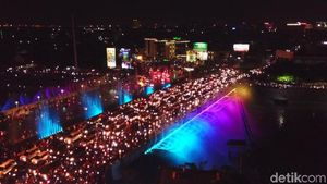 Foto: Indahnya Jembatan dengan Air Mancur Menari di Semarang