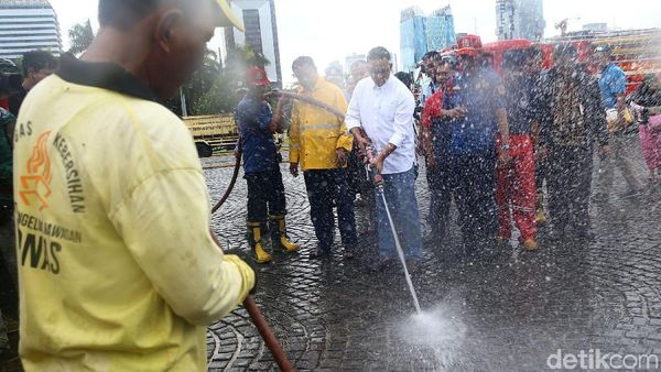 Saat Anies Ikut Semprotkan Air Bersihkan Monas