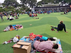 Usai Pesta Tahun Baru, Warga Rehat di Taman Alun-alun Bandung