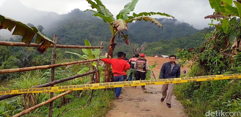 Polisi Sterilkan Akses ke Area Longsor Kampung Adat Sukabumi Polisi Sterilkan Akses ke Area Longsor Kampung Adat Sukabumi