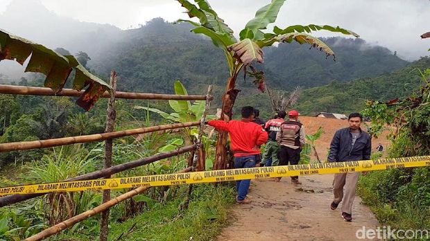 Lautan Warga Hambat Tim Saat Pencarian Korban Longsor Sukabumi