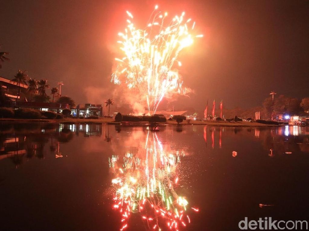 Foto: Gemerlap Kembang Api Tahun Baru 2019 di TMII Foto: Gemerlap Kembang Api Tahun Baru 2019 di TMII