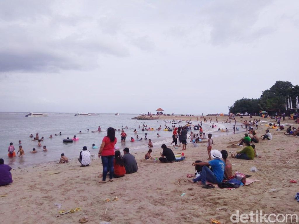 Libur Tahun Baru, Pantai Sanur Ramai Wisatawan Libur Tahun Baru, Pantai Sanur Ramai Wisatawan