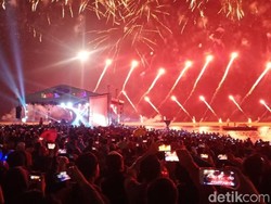 Meriahnya Kembang Api Malam Pergantian Tahun di Monas-Ancol