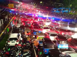 Bubar Warga Usai Perayakan Tahun Baru, Lalin di Gambir Padat Bubar Warga Usai Perayakan Tahun Baru, Lalin di Gambir Padat