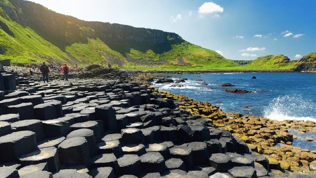 Giant’s Causeway, Irlandia Giants Causeway, an area of hexagonal basalt stones, created by ancient volcanic fissure eruption, County Antrim, Northern Ireland. Famous tourist attraction, UNESCO World Heritage Site.