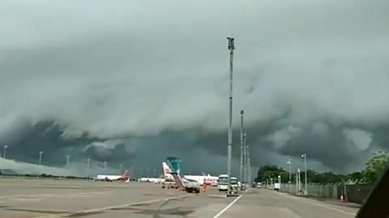 Geger Awan Ombak Besar di Makassar