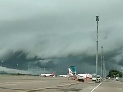 Geger Awan Ombak Besar di Makassar