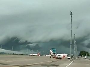 Geger Awan Ombak Besar di Makassar Geger Awan Ombak Besar di Makassar