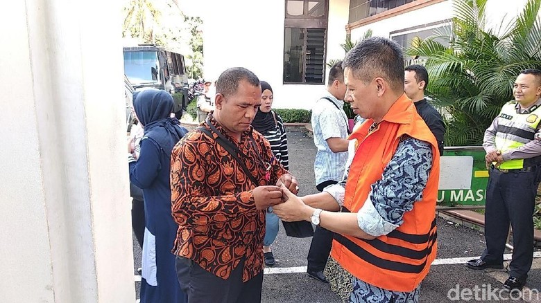 Usai Sidang, Eks Kalapas Sukamiskin Juga Diborgol KPK Usai Sidang, Eks Kalapas Sukamiskin Juga Diborgol KPK