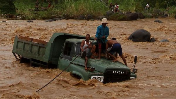 Potret Truk Pengangkut Batu Terseret Air Bah di Padang