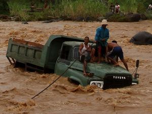 Potret Truk Pengangkut Batu Terseret Air Bah di Padang