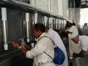 Benarkah Minum Air Zamzam Dianjurkan Sambil Berdiri? Begini Penjelasannya Benarkah Minum Air Zamzam Dianjurkan Sambil Berdiri? Begini Penjelasannya