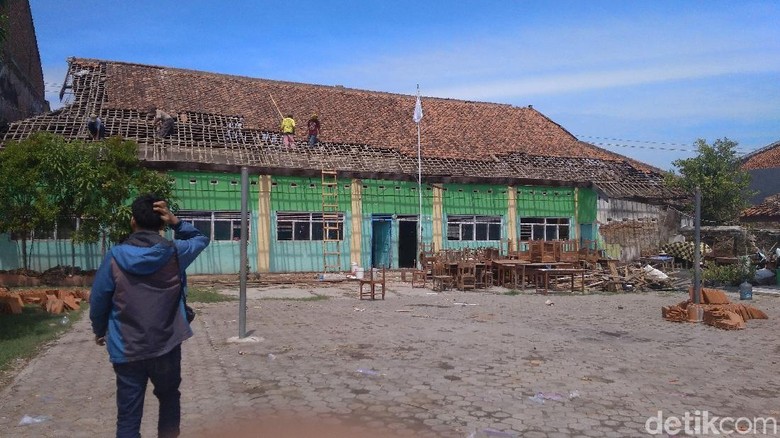 Sekolah Rusak oleh Puting Beliung di Cirebon, Siswa Dipulangkan Sekolah Rusak oleh Puting Beliung di Cirebon, Siswa Dipulangkan