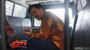 Potret Jempol Diborgol Billy Sindoro di Sidang Suap Meikarta