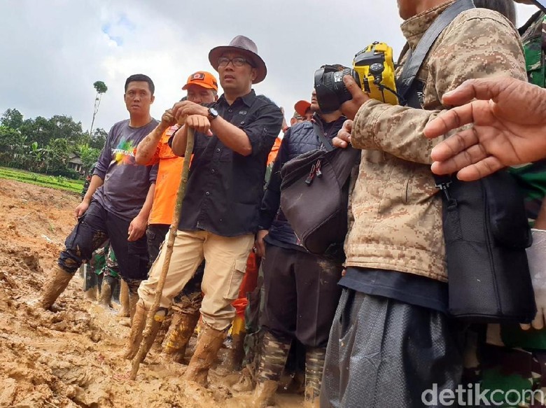 Ridwan Kamil Saksikan Evakuasi two Mayat Korban Longsor Sukabumi