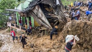 Para Relawan Berjibaku Evakuasi Korban Longsor di Sukabumi