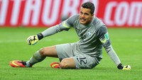 Julio Cesar - Sebagai salah satu penjaga gawang terbaik dunia, nama Julio Cesar tak diragukan lagi kiprahnya di dunia sepakbola. Mencoba peruntungan bersama Intermilan dari 2005-2012. Ia pun menjadi kunci sukses timnya memenangkan beberapa gelar yakni Serie A, tiga Coppa Italia, empat Supercoppa Italiana dan tentunya Champions League di musim 2009/2010. Ia memilih gantung sepatu di usia 39 tahun.