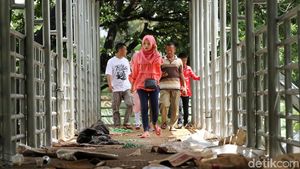 Jorok! Sampah Tahun Baru Menumpuk di JPO Medan Merdeka Barat