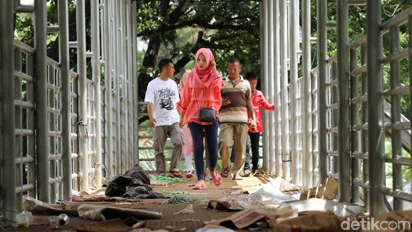 Jorok! Sampah Tahun Baru Menumpuk di JPO Medan Merdeka Barat