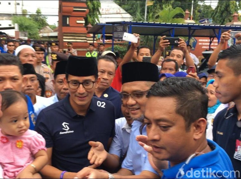 Dibesuk Sandiaga, Kades Pendukung: Pak Sandi Jangan Kendor Dibesuk Sandiaga, Kades Pendukung: Pak Sandi Jangan Kendor