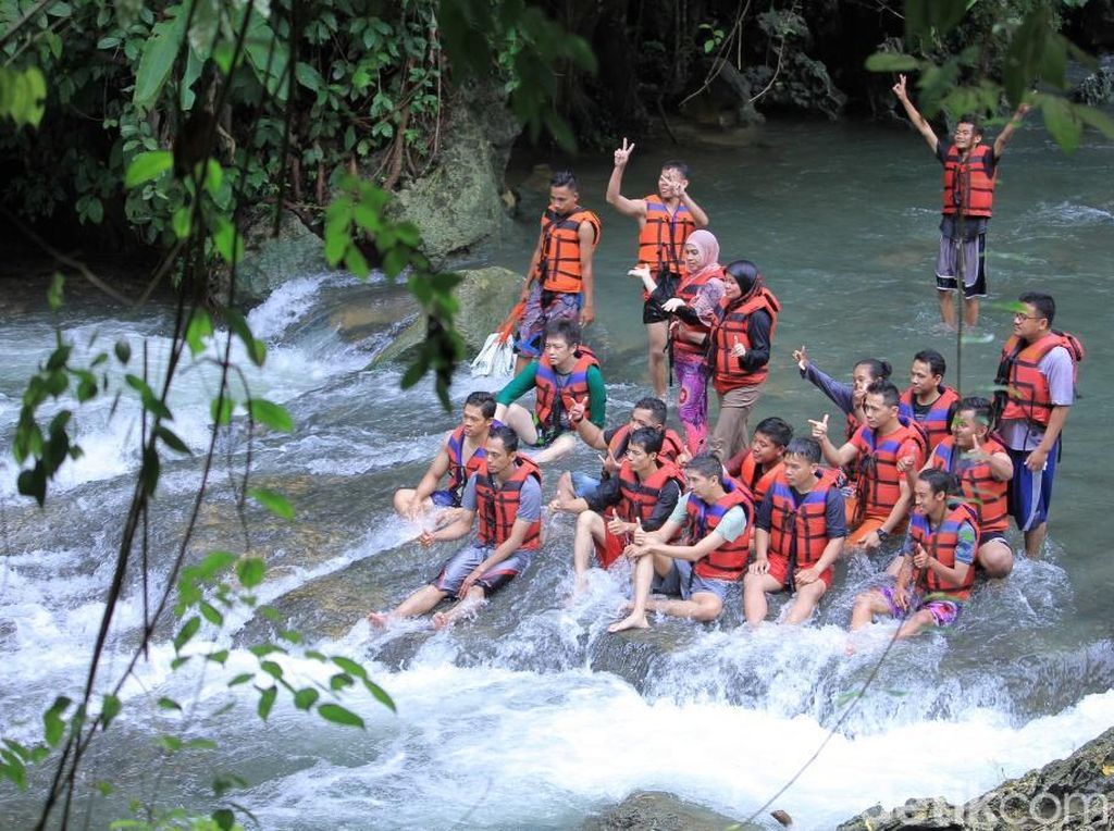Libur Tahun Baru: Serunya Main Body Rafting di Pangandaran