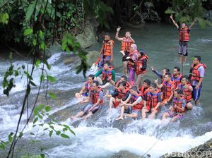 Libur Tahun Baru: Serunya Main Body Rafting di Pangandaran Libur Tahun Baru: Serunya Main Body Rafting di Pangandaran