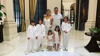 Mauro Icardi tak ketinggalan berpose bersama keluarga di malam tahun baru. Icardi membawa mereka mudik ke Argentina. (Foto: Instagram @mauroicardi)
