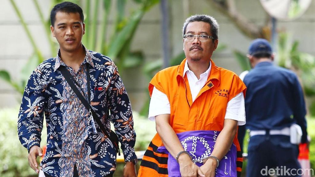 Foto Fashion Terbaru Tahanan KPK: Rompi Oranye Plus Borgol! Foto Fashion Terbaru Tahanan KPK: Rompi Oranye Plus Borgol!