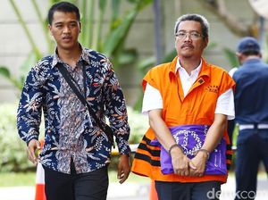 Foto Fashion Terbaru Tahanan KPK: Rompi Oranye Plus Borgol!