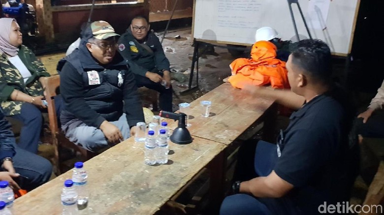 Bupati Sukabumi Temui Warga di Lokasi Longsor Kampung Adat