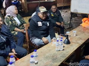 Bupati Sukabumi Temui Warga di Lokasi Longsor Kampung Adat