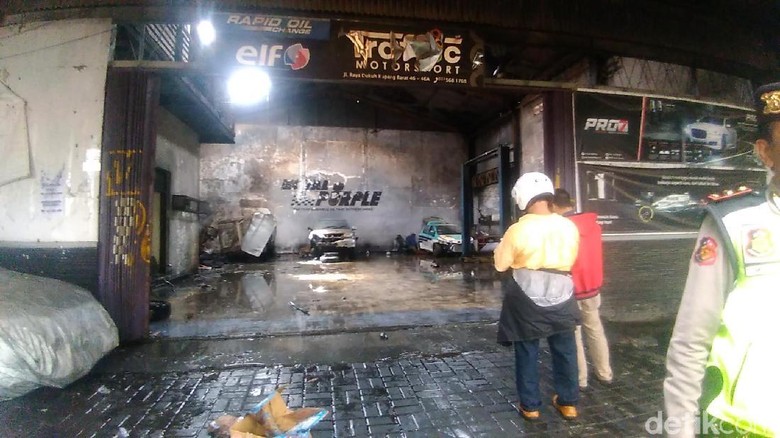 Sebuah Bengkel di Surabaya Terbakar, three Mobil dan i Motor Hangus