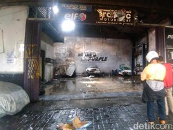 Sebuah Bengkel di Surabaya Terbakar, 3 Mobil dan 1 Motor Hangus
