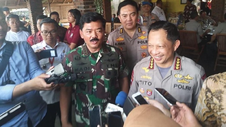 Panglima TNI dan Kapolri Kompak Jelaskan soal Foto two Jari