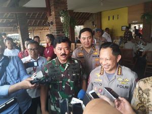 Panglima TNI dan Kapolri Kompak Jelaskan soal Foto 2 Jari Panglima TNI dan Kapolri Kompak Jelaskan soal Foto 2 Jari