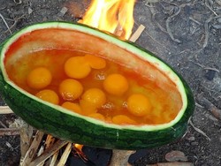 Tanpa Panci, Bocah Ini Masak Telur Pakai Kulit Semangka