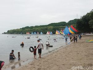 Kunjungan Wisatawan Tahun Baru di Pasir Putih Situbondo Turun 40% Kunjungan Wisatawan Tahun Baru di Pasir Putih Situbondo Turun 40%