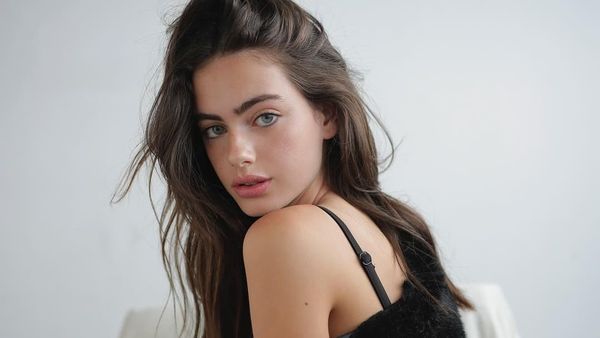 Pesona Wanita Tercantik ke-3 di Dunia yang Jadi Kontroversi karena Agamanya