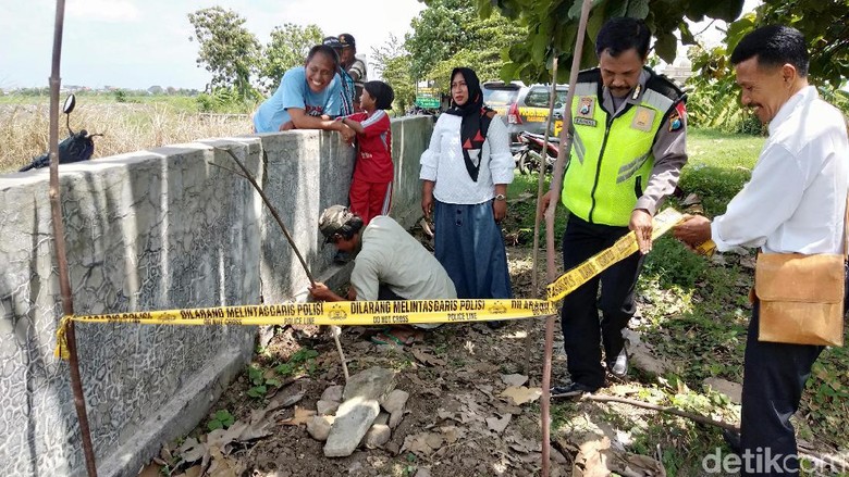 Datangi Makam Bayi Dikubur Hidup-hidup, Polisi Temukan Ari-ari Datangi Makam Bayi Dikubur Hidup-hidup, Polisi Temukan Ari-ari