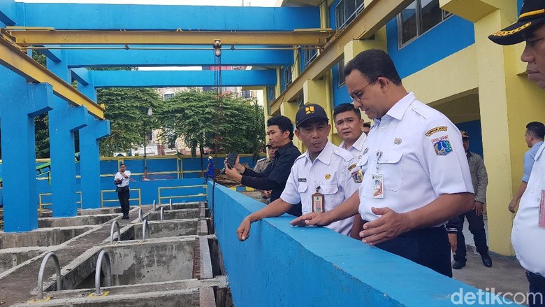 Anies akan Bahas Masalah Busa di Kali Item dengan Mendag dan Menperin Anies akan Bahas Masalah Busa di Kali Item dengan Mendag dan Menperin