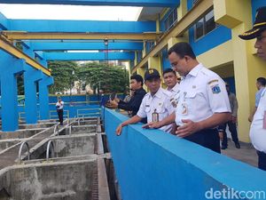 Anies Cek Kali Item yang Sempat Muncul Busa Tebal Anies Cek Kali Item yang Sempat Muncul Busa Tebal