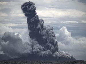 Terjadi 16 Kali Letusan Gunung Anak Krakatau pada Kamis Siang hingga Petang Terjadi 16 Kali Letusan Gunung Anak Krakatau pada Kamis Siang hingga Petang